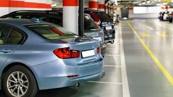 Autos stehen in einer Parkgarage auf Parkplätzen