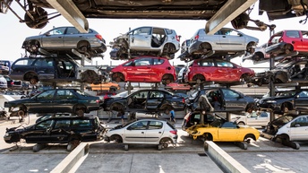 Mehrere defekte Autos mit Blechschäden in vier Reihen übereinander gestapelt