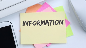 Bunte Post-its mit Aufschrift Information auf einem weißen Untergrund, daneben ragen eine Tatur, eine Maus sowie ein Smartphone ins Bild