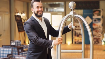 Gepäckträger in einem Hotel