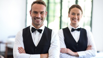 Hotelbedienstete warten auf Gäste