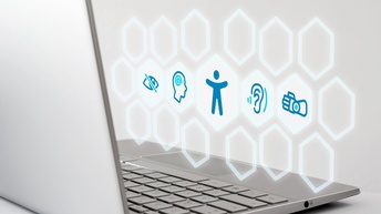 Über der Tastatur eines aufgeklappten Laptops schwebt eine Illustration verschiedener Symbole zur Barrierefreiheit: Ein durchgestrichenes Auge, ein Kopf, eine Person mit ausgestreckten Armen, ein Ohr und eine prothetische Hand.