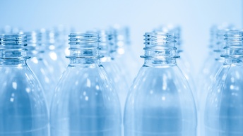 Nahaufnahme von Plastikflaschen ohne Verschluss