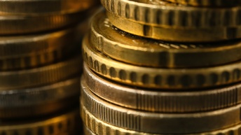 Nahaufnahme von gestapelten Euro-Münzen.