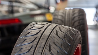 Detailansicht eines profilierten schwarzen Reifens mit roter Innenfläche