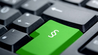 Detatilansicht weißes Paragrafenzeichen auf grüner Taste einer schwarzen Tastatur