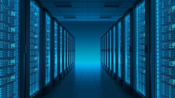 Moderner, blau leuchtender Serverraum: in der Mitte ein gefliester Gang, links und rechts Serverracks.