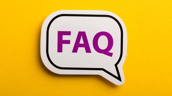 FAQ Sprechblase mit lila Schrift vor einem gelben Hintergrund