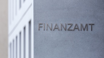 Finanzamt Lettern auf Gebäudemauer im Fokus