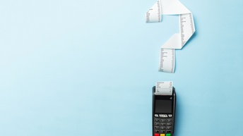 Mobiles Kartenterminalgerät, herauslaufende Langpapierrollenrechnung formt mit Gerät ein Fragezeichen