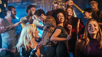 Eine Gruppe von Menschen tanzt ausgelassen