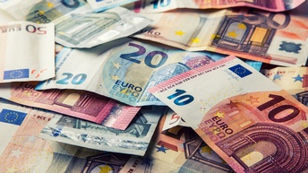 Mehrere verschiedene Euro-Scheine neben- und aufeinander liegend