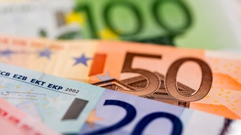 Detailansicht von 10-, 20-, 50- und 100-Euro-Geldscheinen