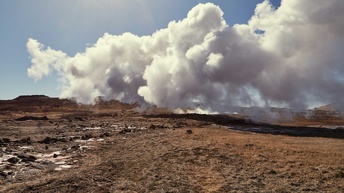 Geothermiekraftwerk in Island durch Hitzeflimmern