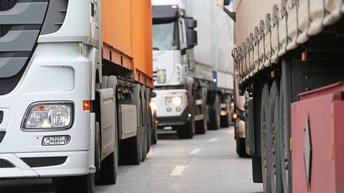 Auf zwei Fahrspuren stehen in jeweils beide Fahrtrichtungen LKWs