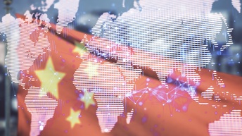 Im Vordergrund ist eine Grafik der verschiedenen Kontinente der Erde. Dahinter ist die chinesische Flagge