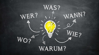 eine Glühbirne umgeben von Fragepronomen