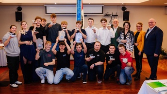 Teilnehmer des Bundeslehrlingswettbewerbs Mechatronik 2024 in Wien