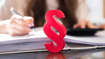 Nahansicht eines roten Paragraphensymbols