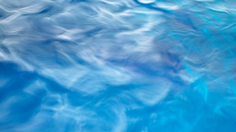 Blaue Wellen im Wasser, Weichzeichner-Effekt