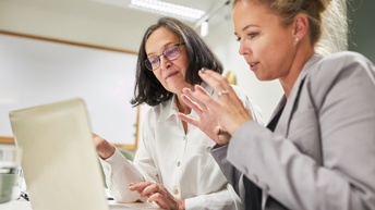 Unternehmerinnen vor PC planend