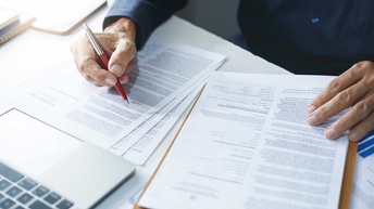 Ein Person liest sich Papiere durch