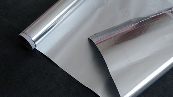 Nahaufnahme einer Alufolie, die teilweise ausgerollt ist