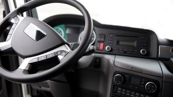 Detailansicht eines Lenkrades und Autoarmatur