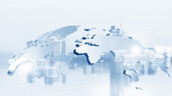 Im Vordergrund ist eine Grafik der Kontinente der Welt in weiß. Es sind keine Ländergrenzen eingezeichnet. Dahinter sind mehrere Münzstapel. Im Hintergrund sind mehrere Wolkenkratzer nebeneinander