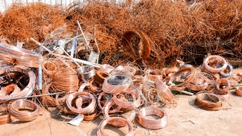 Detailansicht eines Haufen mit rostigen Metalldrähten