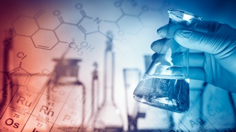 Fokus auf Laborglas, das Hand in Gummihandschuh hält, im Hintergrund Schatten von weiteren Laborgefäßen und Ausschnitte des Periodensystems und molekulare Ketten