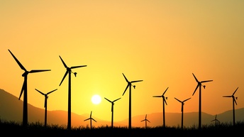 Windpark bei Sonnenuntergang