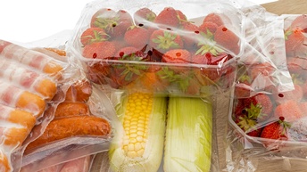 Frische Lebensmittel in transparenter Sichtverpackung aus Plastik