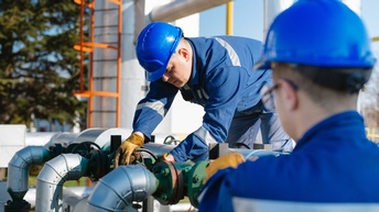 Ölarbeiter bei der Arbeit an einer Pipeline