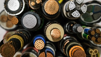 Unterschiedliche Kabelgrößen sind im close-up liegend im Querschnitt zu sehen. Darin befinden sich Kupfer- bzw. Aluminiumdrähte