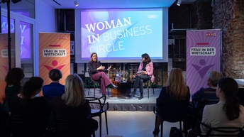 Zwei Podiums-Teilnehmer:innen diskutieren