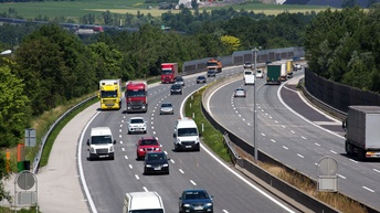Lkws und Pkws auf Autobahn