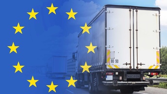 Ein Lastkraftwagen mit einer darüber geblendeten Europaflagge