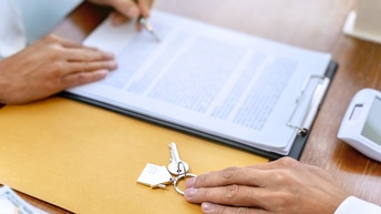 Eine Person bei der Vertragsunterzeichnung