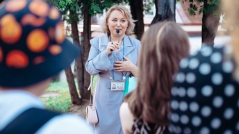 Eine Fremdenführerin erklärt einer Touristengruppe etwas über die Sehenswürdigkeiten