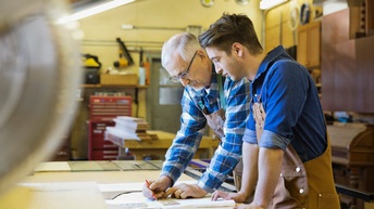 Holzbau Lehrling mit Meister