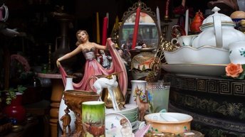 Verschiedene Altwaren stehen zusammengestellt auf einem Platz