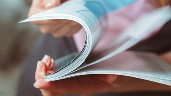 Nahaufnahme vom Durchblättern eines Magazins.