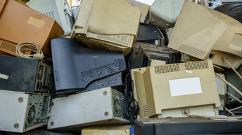 Detailansicht Haufen alter Standcomputer und Bildschirme
