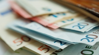 Nahaufnahme mehrerer, übereinander liegender Geldscheine, in der Höhe von einhundert, fünfzig, zwanzig und zehn Euro