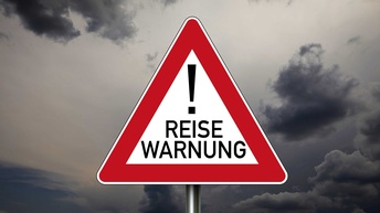 Ein Achtungschild mit der Aufschrift Reisewarnung