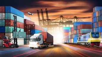 Montage aus verschiedenen Elementen wie Container, Kräne, LKW, Güterzug und Flugzeug