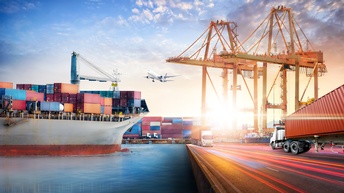 Darstellung eines Frachthafens: Montage aus verschiedenen Elementen wie Containern, Kränen, LKWs, einem Frachtschiff und einem Flugzeug.