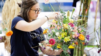 Teilnehmerin der EuroSkills während des Wettbewerbs im Beruf Floristik