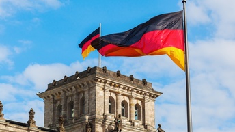 Im wehende Flagge Deutschlands vor dem Reichstag.